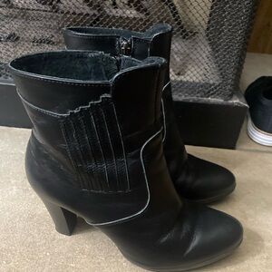 V Italia  Womens Leather Heel Boots Euro Size 40-U.S Size 9.5 black zip 4” heel